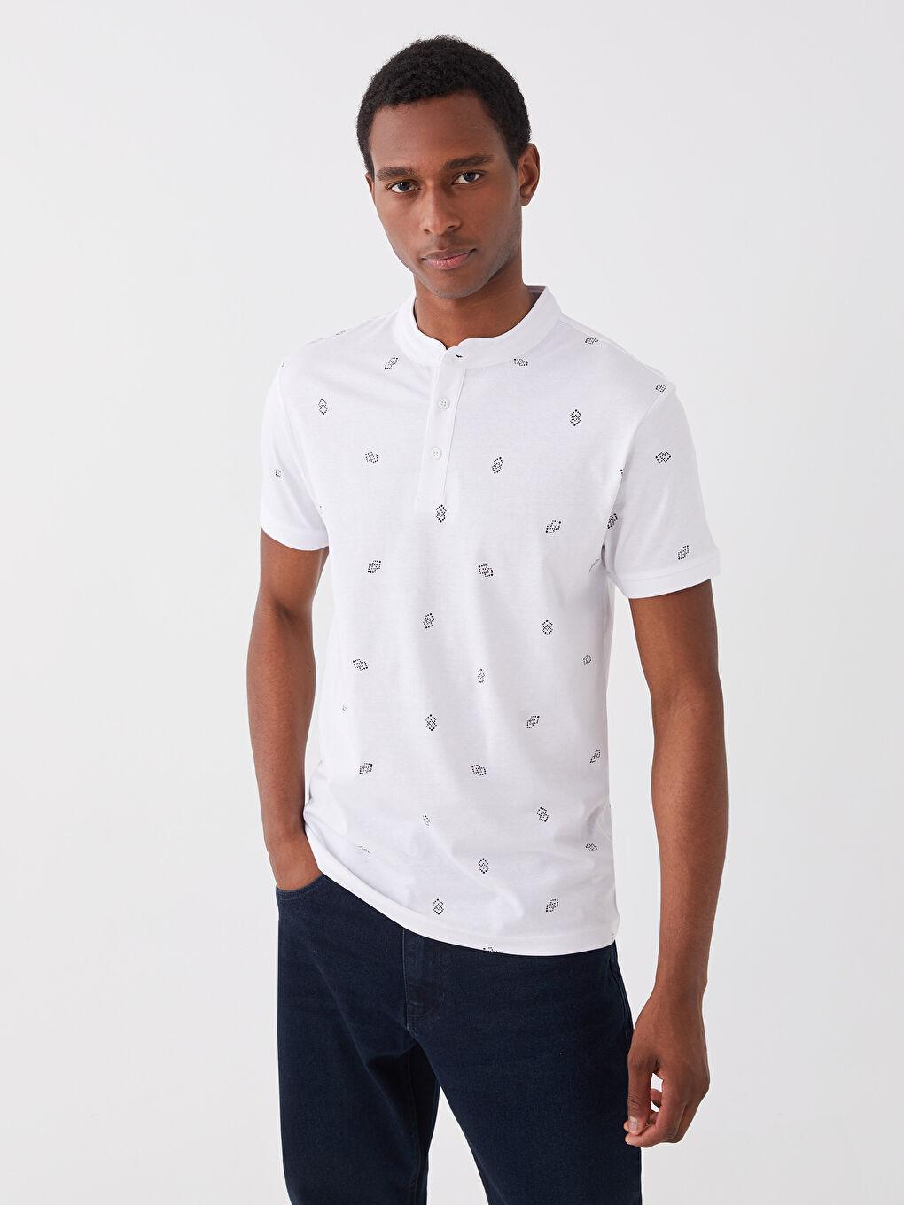 Ерлерге арналған тік жағалы қысқа жең өрнекті футболка