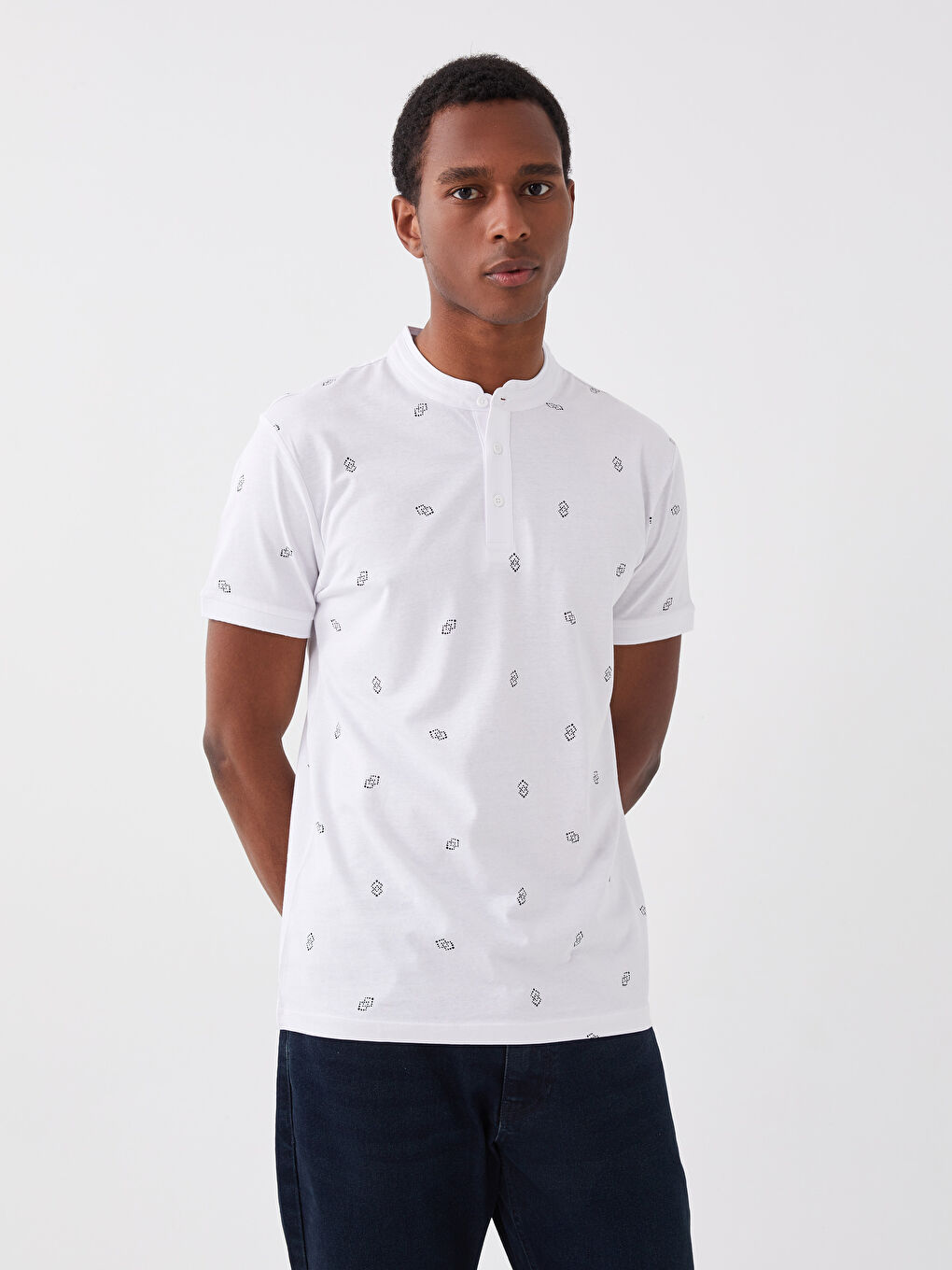 Ерлерге арналған тік жағалы қысқа жең өрнекті футболка-1