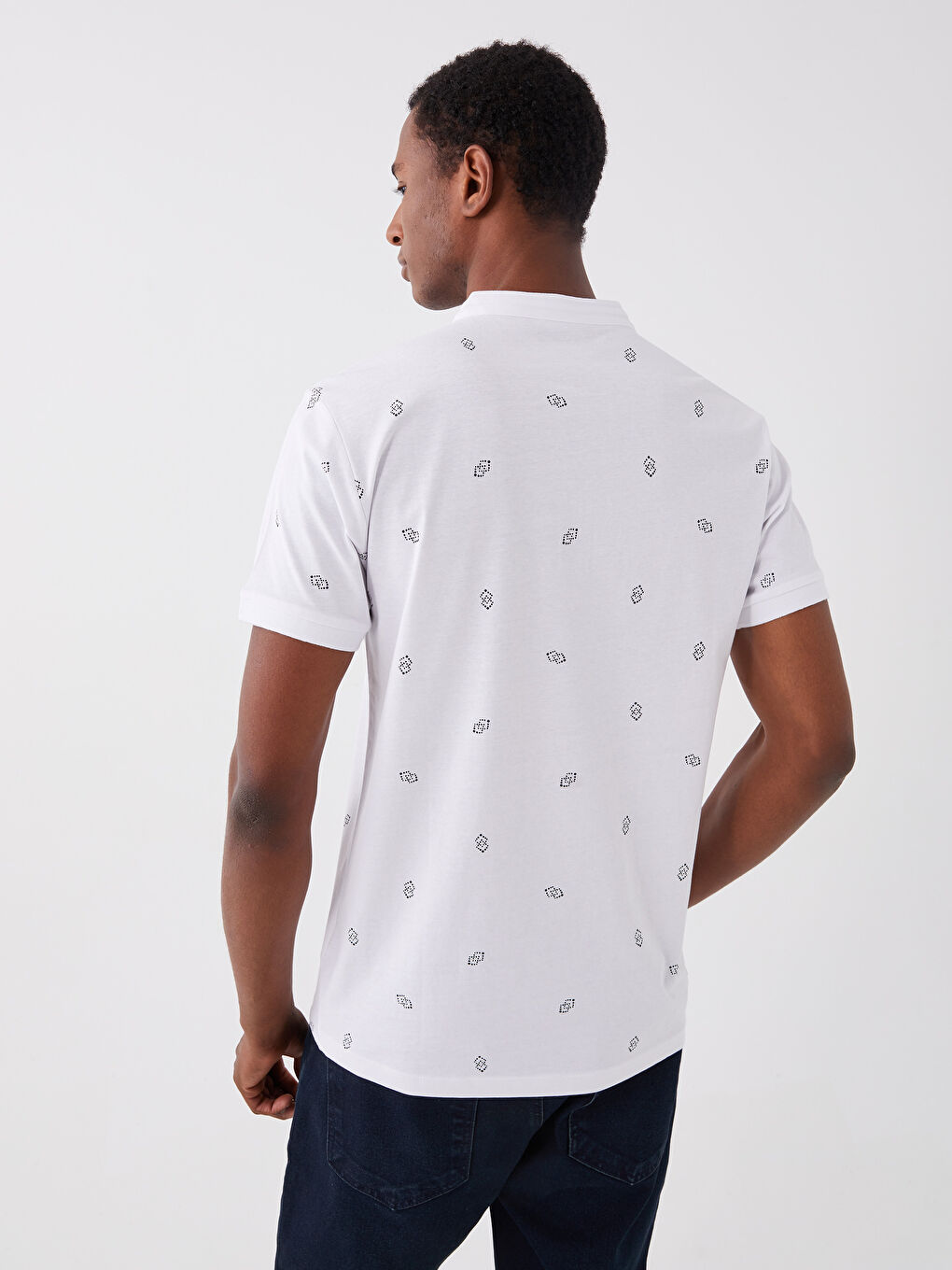 Ерлерге арналған тік жағалы қысқа жең өрнекті футболка-4