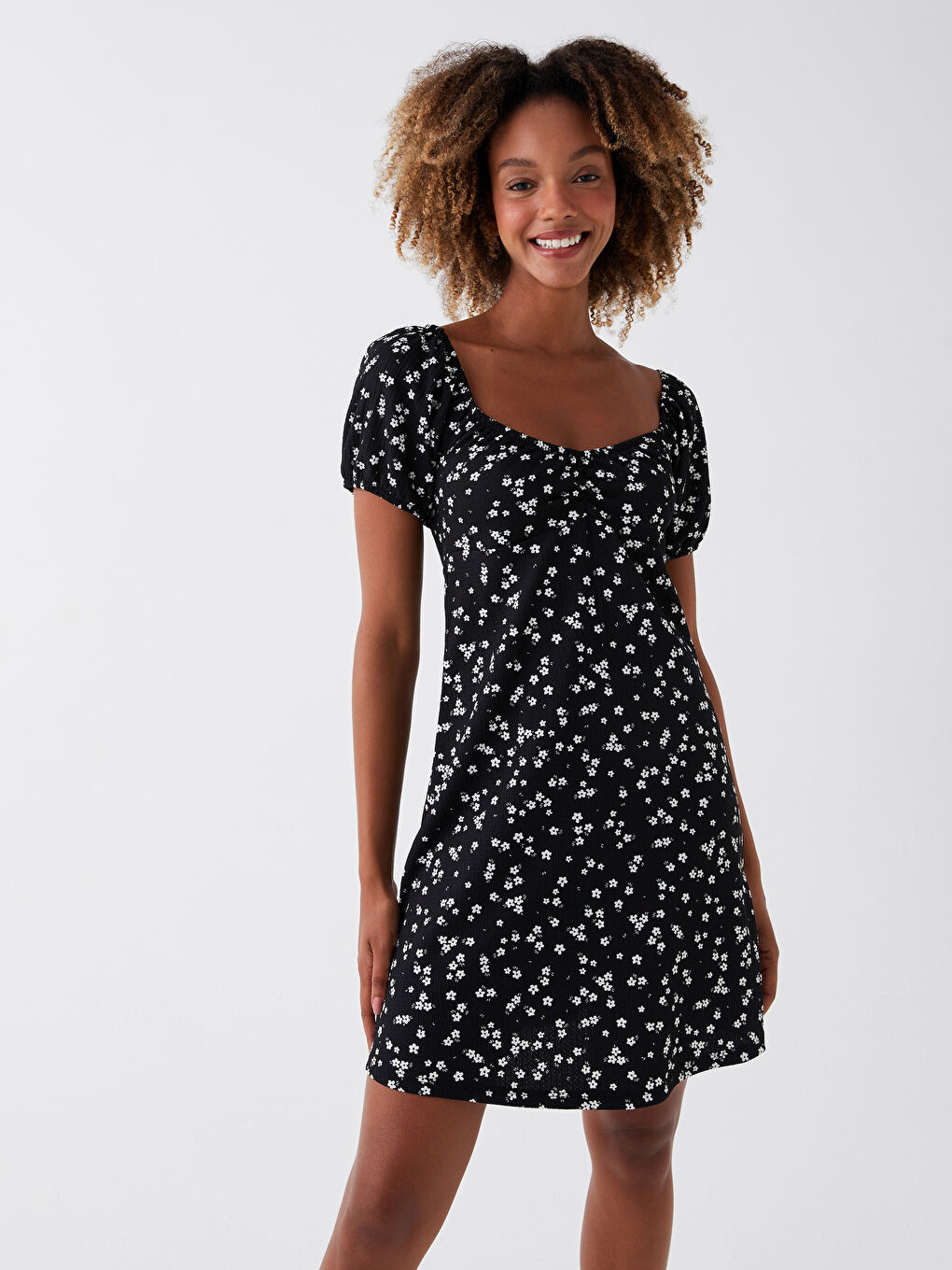 Siyah Kalp Yaka Desenli Kısa Kollu Kadın Elbise