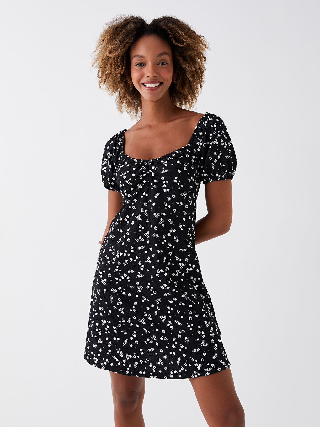 Siyah Kalp Yaka Desenli Kısa Kollu Kadın Elbise-1