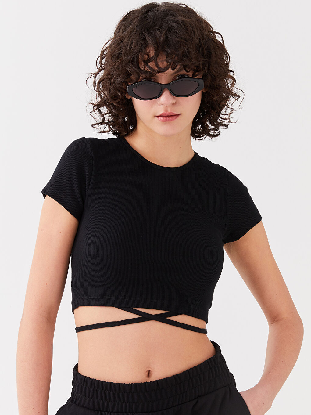 Siyah Bisiklet Yaka Düz Kısa Kollu Kadın Crop-1