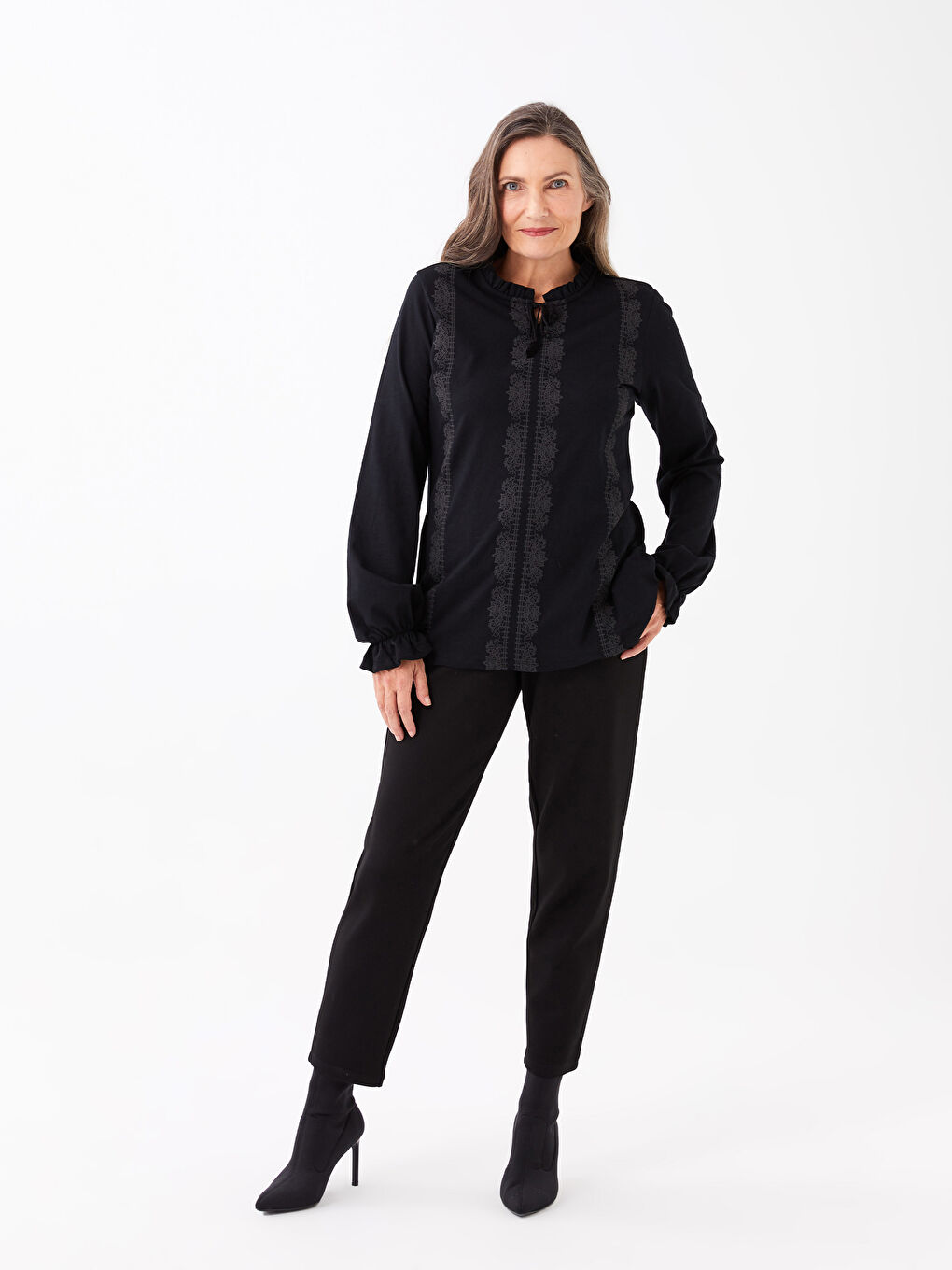 Siyah Bağlamalı Yaka Nakışlı Uzun Kollu Kadın Bluz