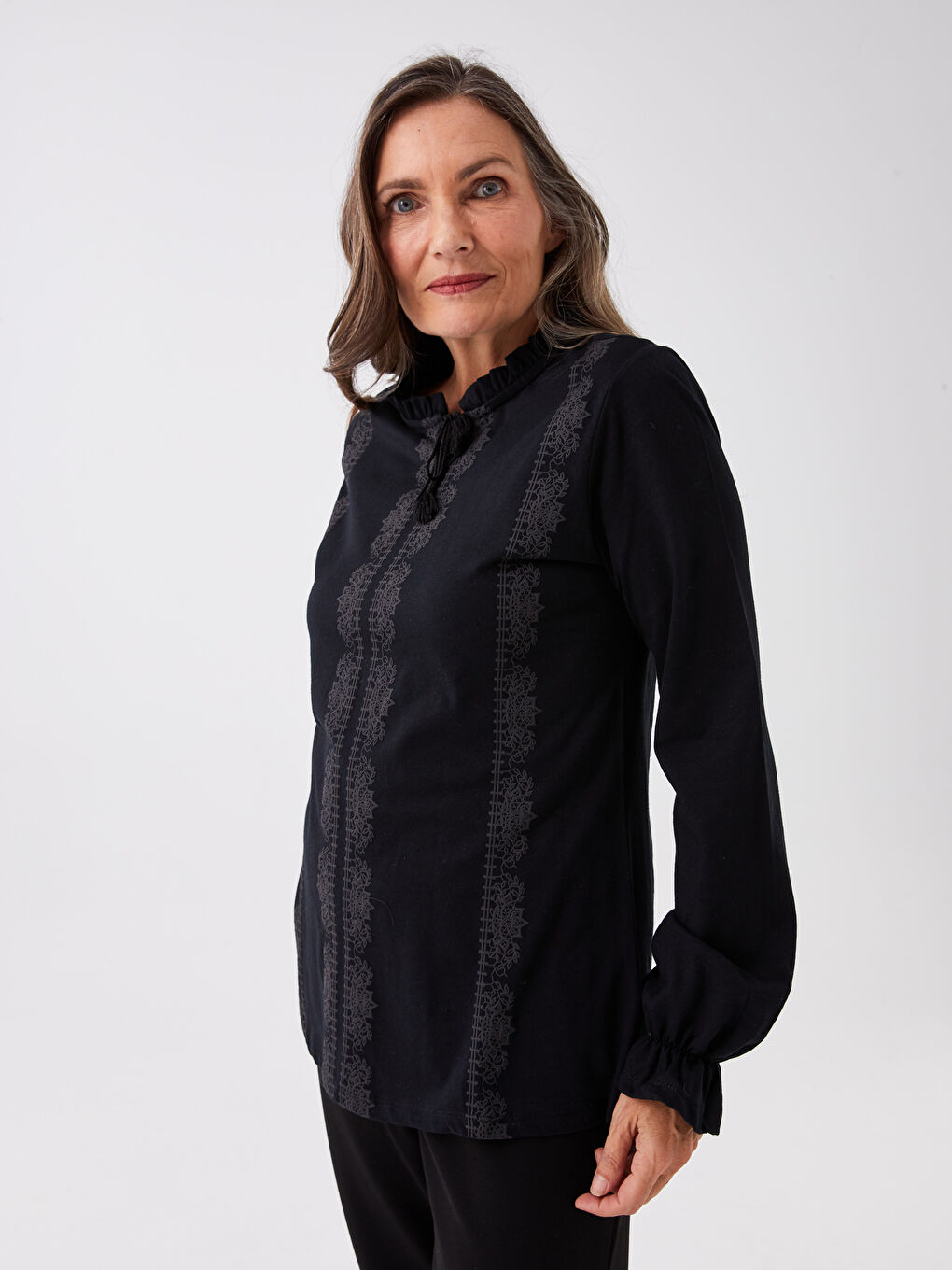 Siyah Bağlamalı Yaka Nakışlı Uzun Kollu Kadın Bluz-1