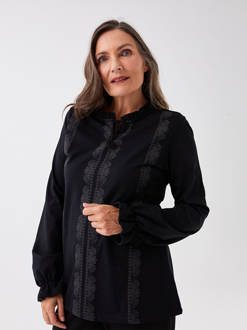 Siyah Bağlamalı Yaka Nakışlı Uzun Kollu Kadın Bluz-2