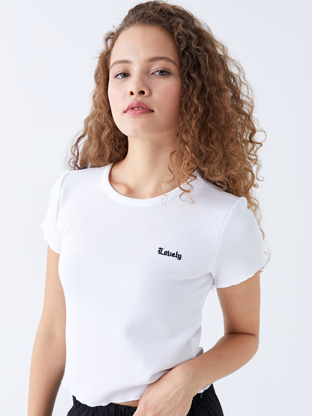 Beyaz Bisiklet Yaka Nakışlı Kadın Crop-1