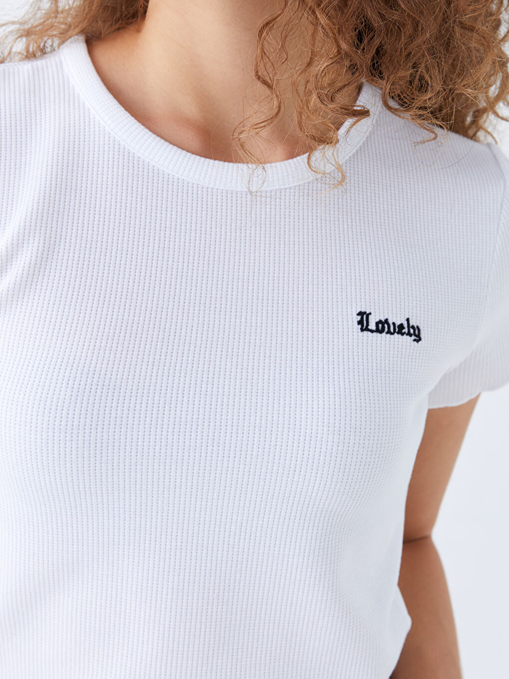 Beyaz Bisiklet Yaka Nakışlı Kadın Crop-3