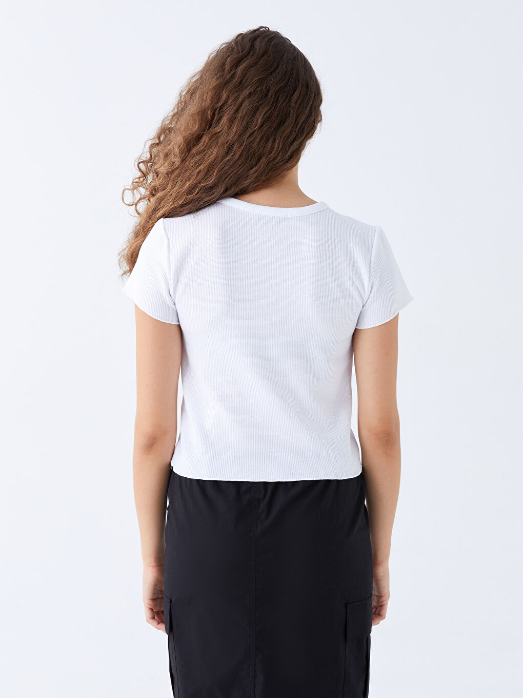 Beyaz Bisiklet Yaka Nakışlı Kadın Crop-4