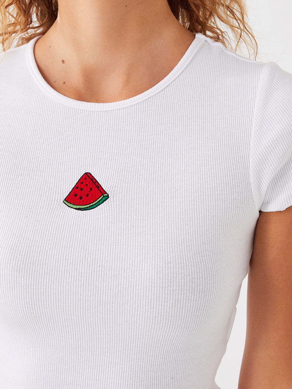 Beyaz Bisiklet Yaka Nakışlı Kısa Kollu Kadın Crop-3