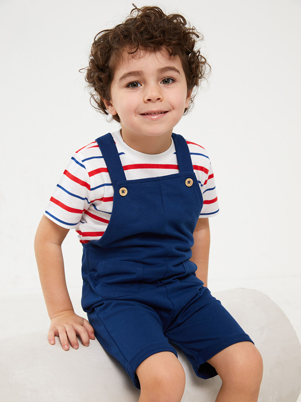 жолақты дөңгелек жағалы ұл бала футболкасы мен салопет 2 данадан тұратын жинақ