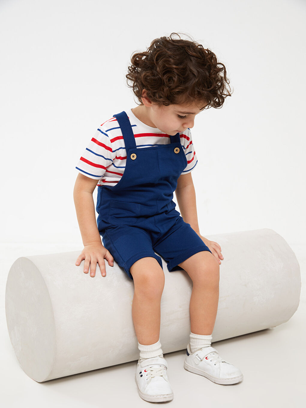 жолақты дөңгелек жағалы ұл бала футболкасы мен салопет 2 данадан тұратын жинақ-1