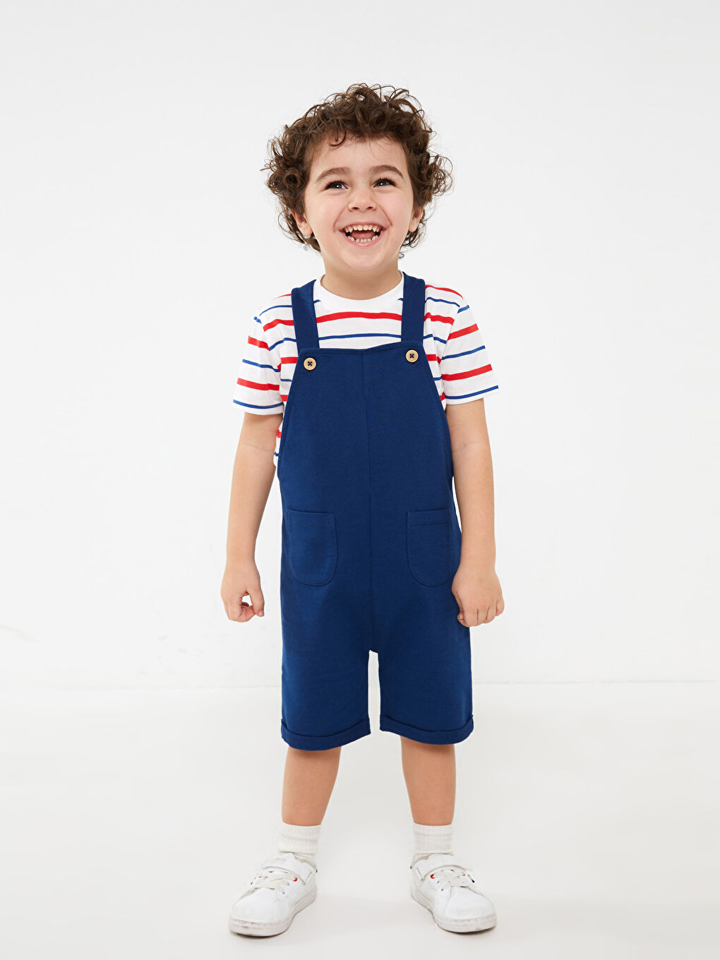 жолақты дөңгелек жағалы ұл бала футболкасы мен салопет 2 данадан тұратын жинақ-2