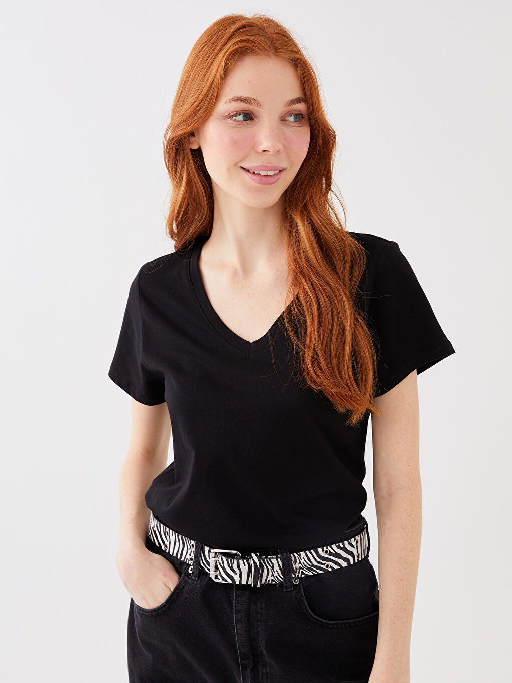 تيشيرت نسائي بياقة على شكل حرف V سادة بأكمام قصيرة