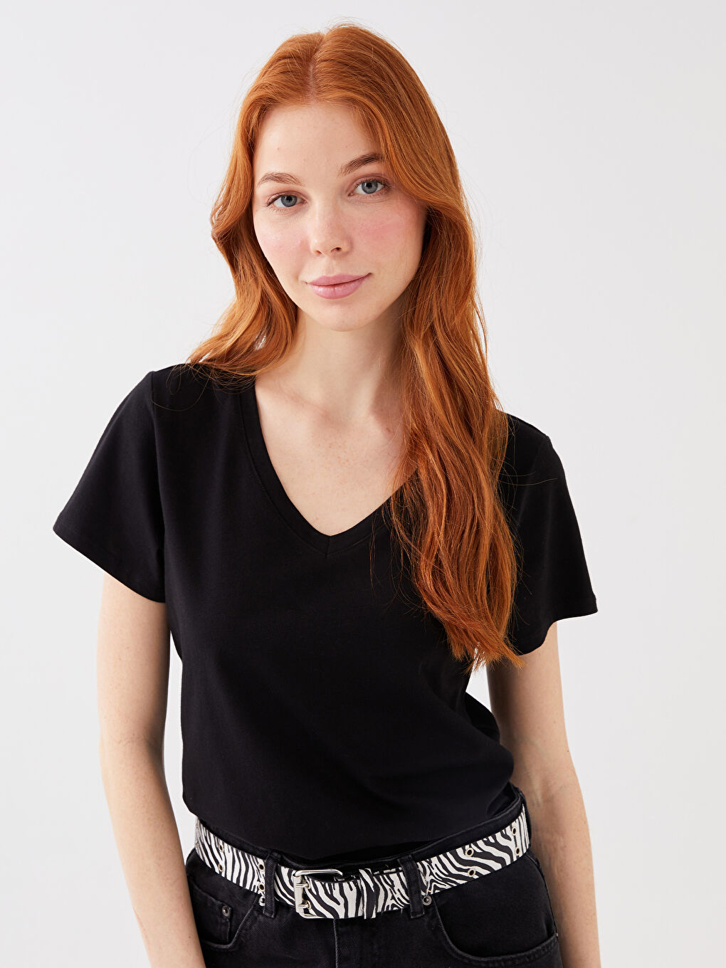 تيشيرت نسائي بياقة على شكل حرف V سادة بأكمام قصيرة-1