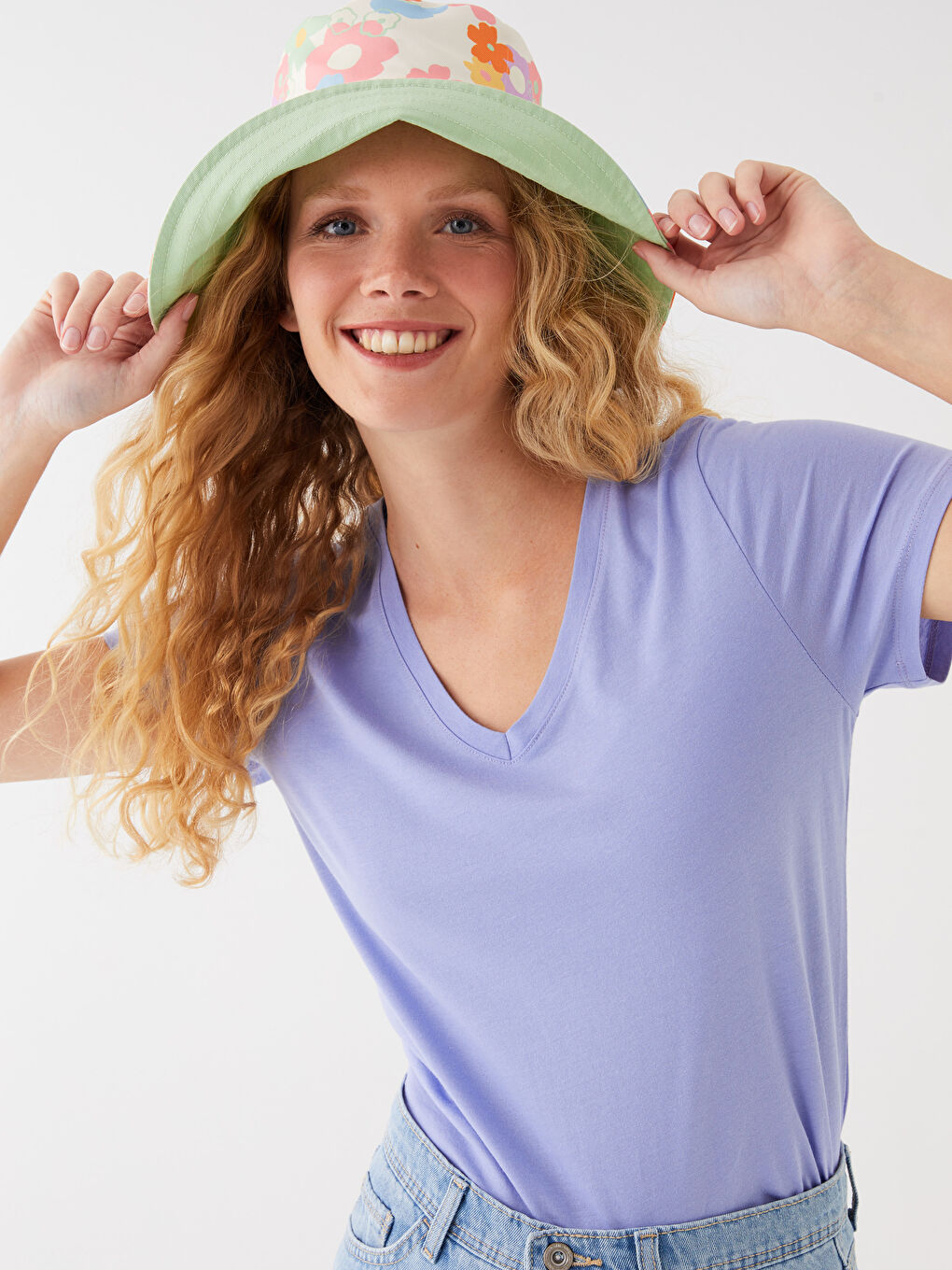 Женская футболка с V-образным вырезом и коротким рукавом