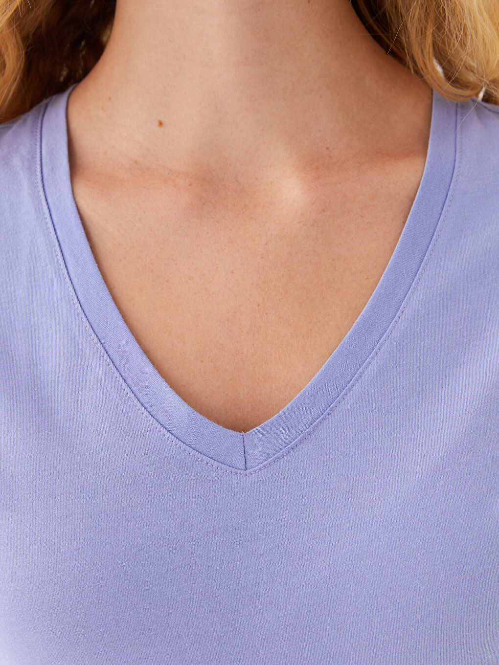 Женская футболка с V-образным вырезом и коротким рукавом-3