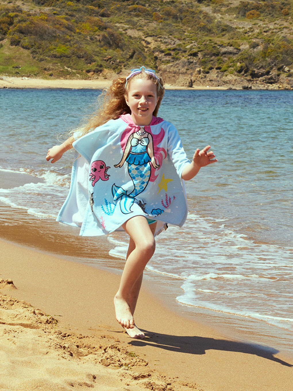 LCW ACCESSORIES Printed Hooded Girls Velvet Beach Towel -S3DA52Z4-FXE