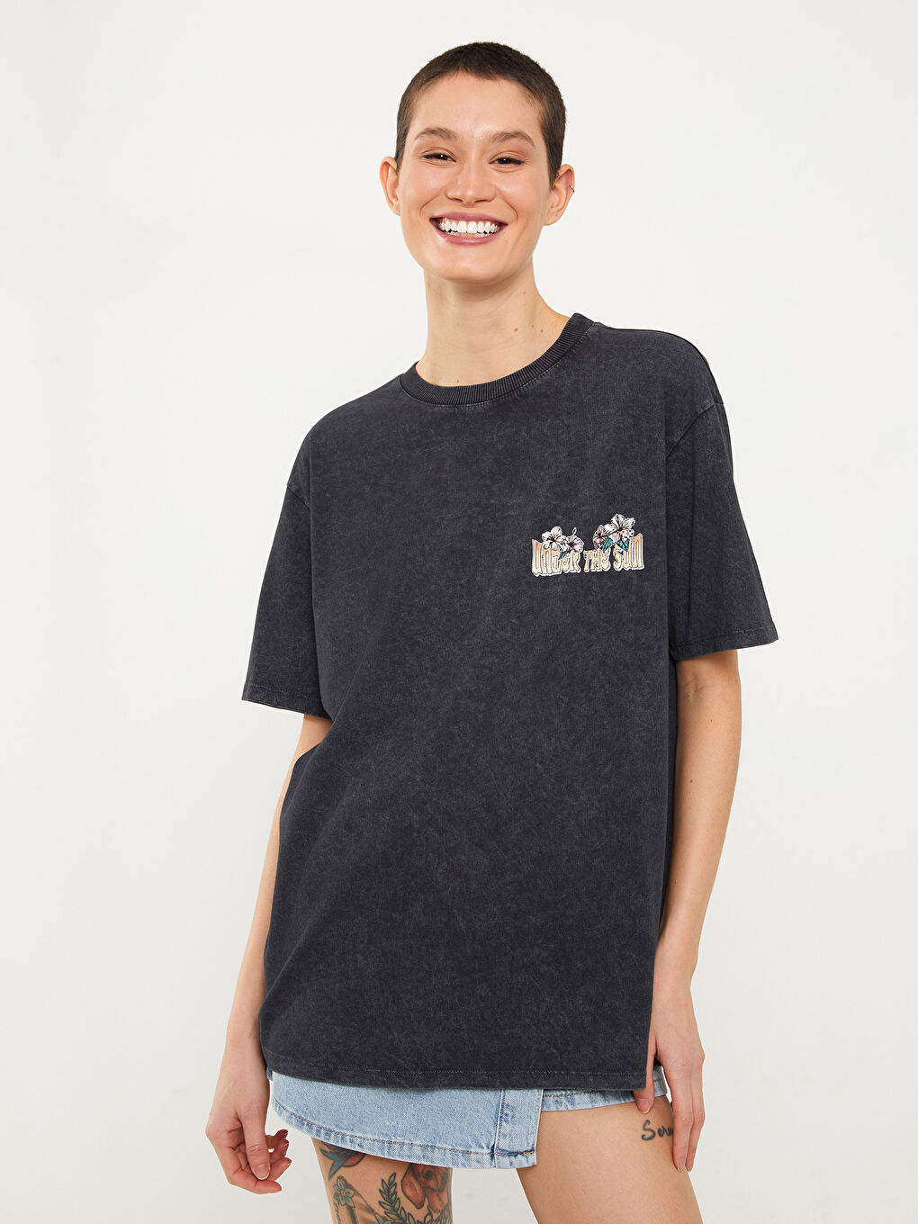 Antrasit Bisiklet Yaka Baskılı Kısa Kollu Oversize Kadın Tişört-2