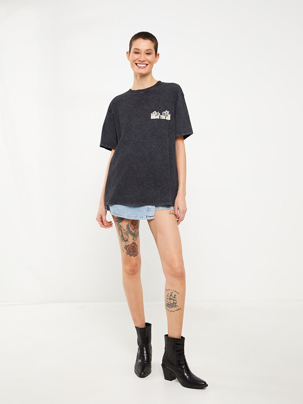 Antrasit Bisiklet Yaka Baskılı Kısa Kollu Oversize Kadın Tişört-3