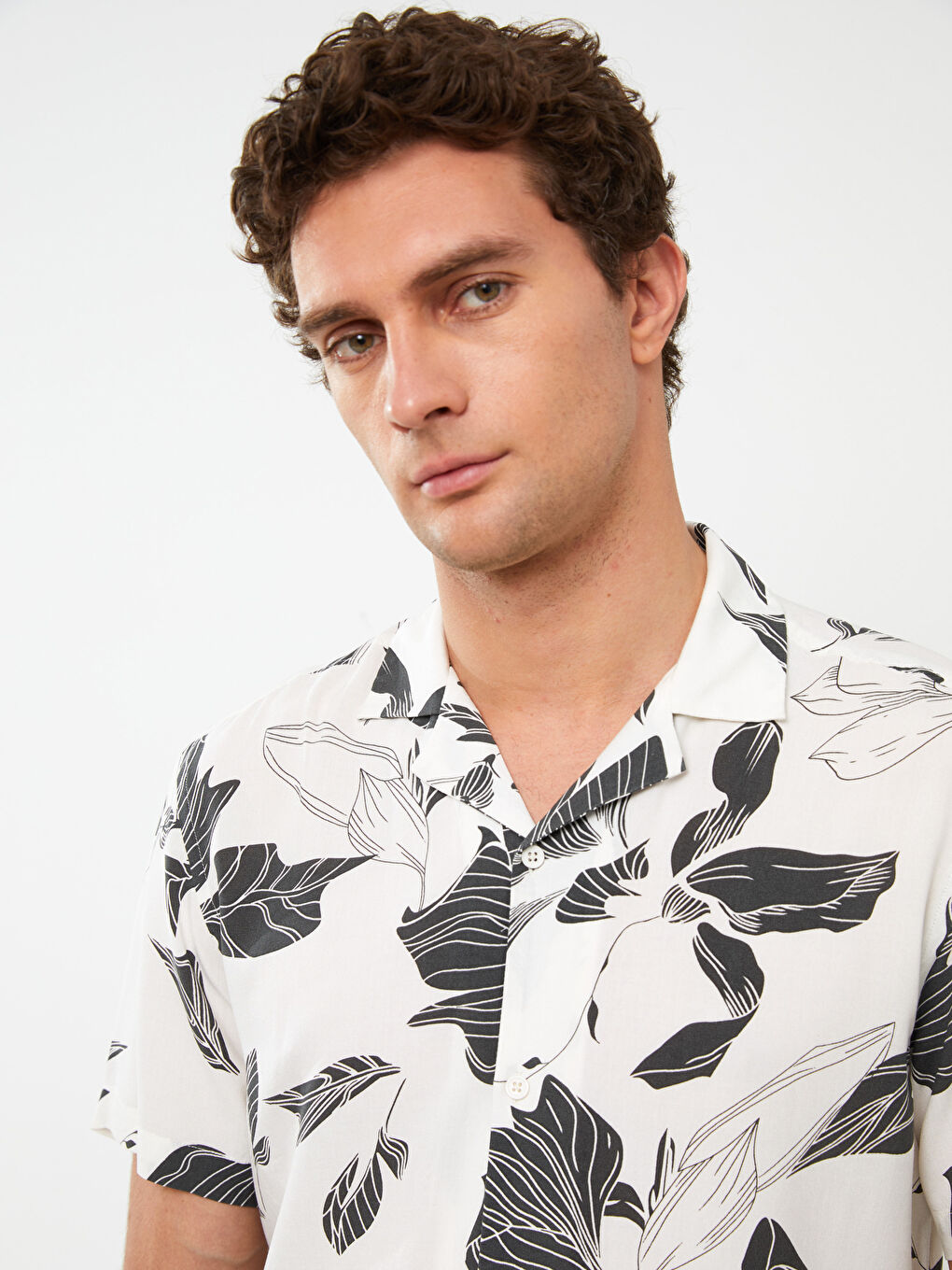 LCW Vision Regular Fit Short Sleeve Patterned Viscose Men's Shirt -S3DC00Z8-Q6K