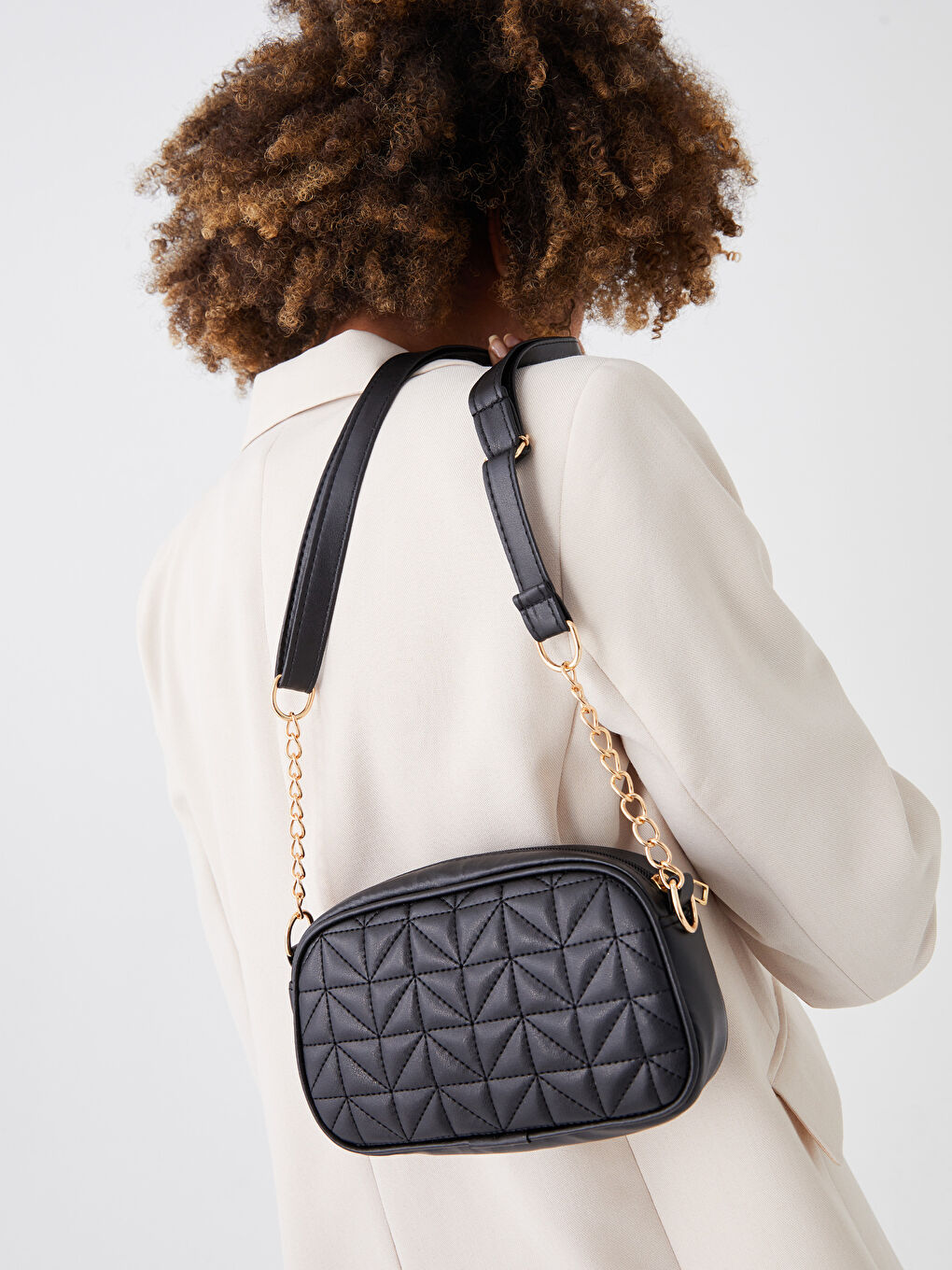 Siyah Deri Görünümlü Kapitoneli Kadın Çapraz Çanta