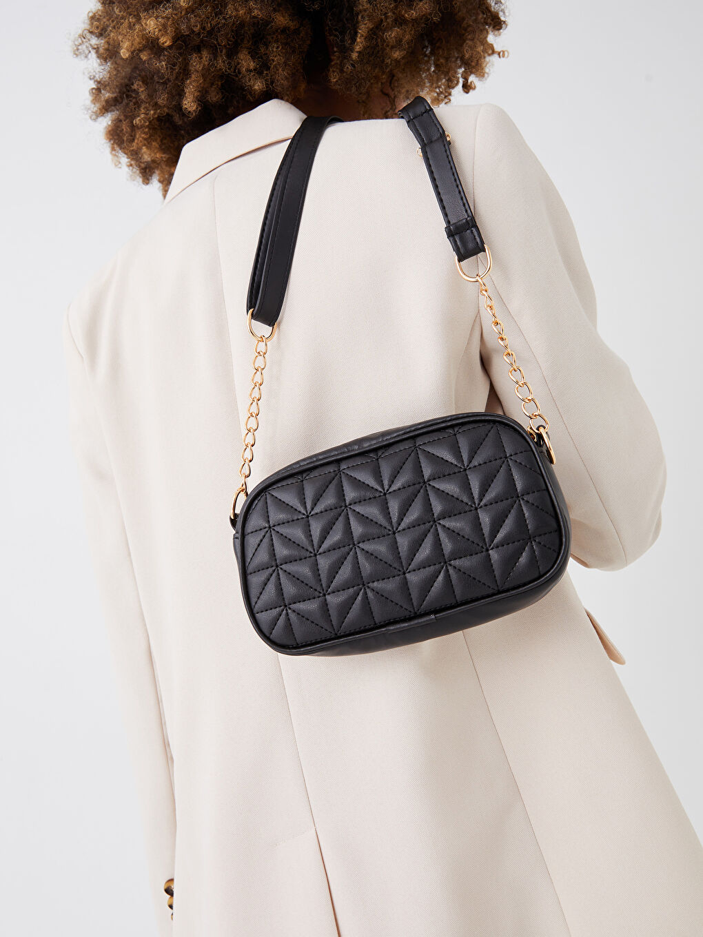 Siyah Deri Görünümlü Kapitoneli Kadın Çapraz Çanta-2