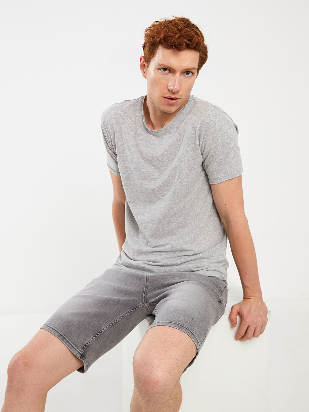 Gri Bisiklet Yaka Kısa Kollu Erkek Tişört