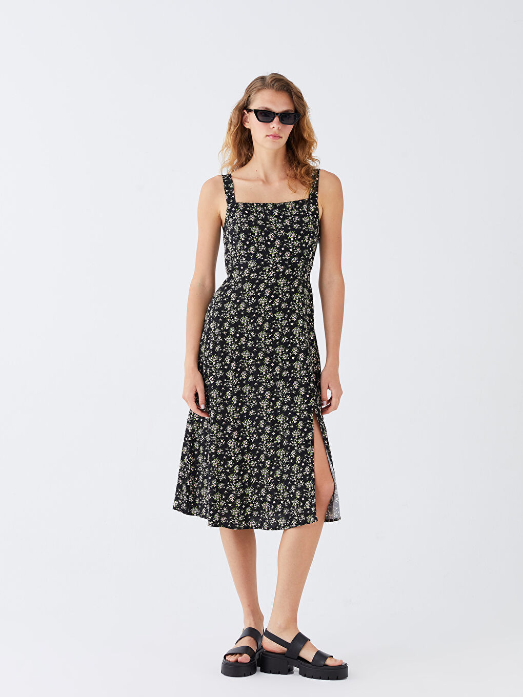 Siyah Kare Yaka Çiçekli Askılı Kadın Elbise