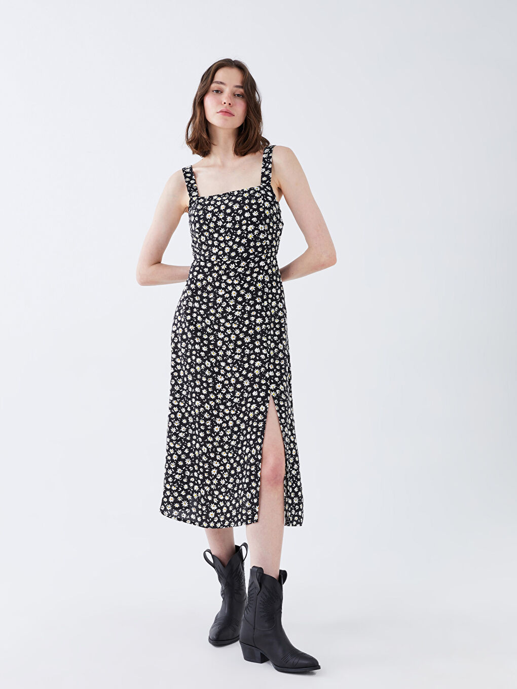 Siyah Kare Yaka Çiçekli Askılı Kadın Elbise