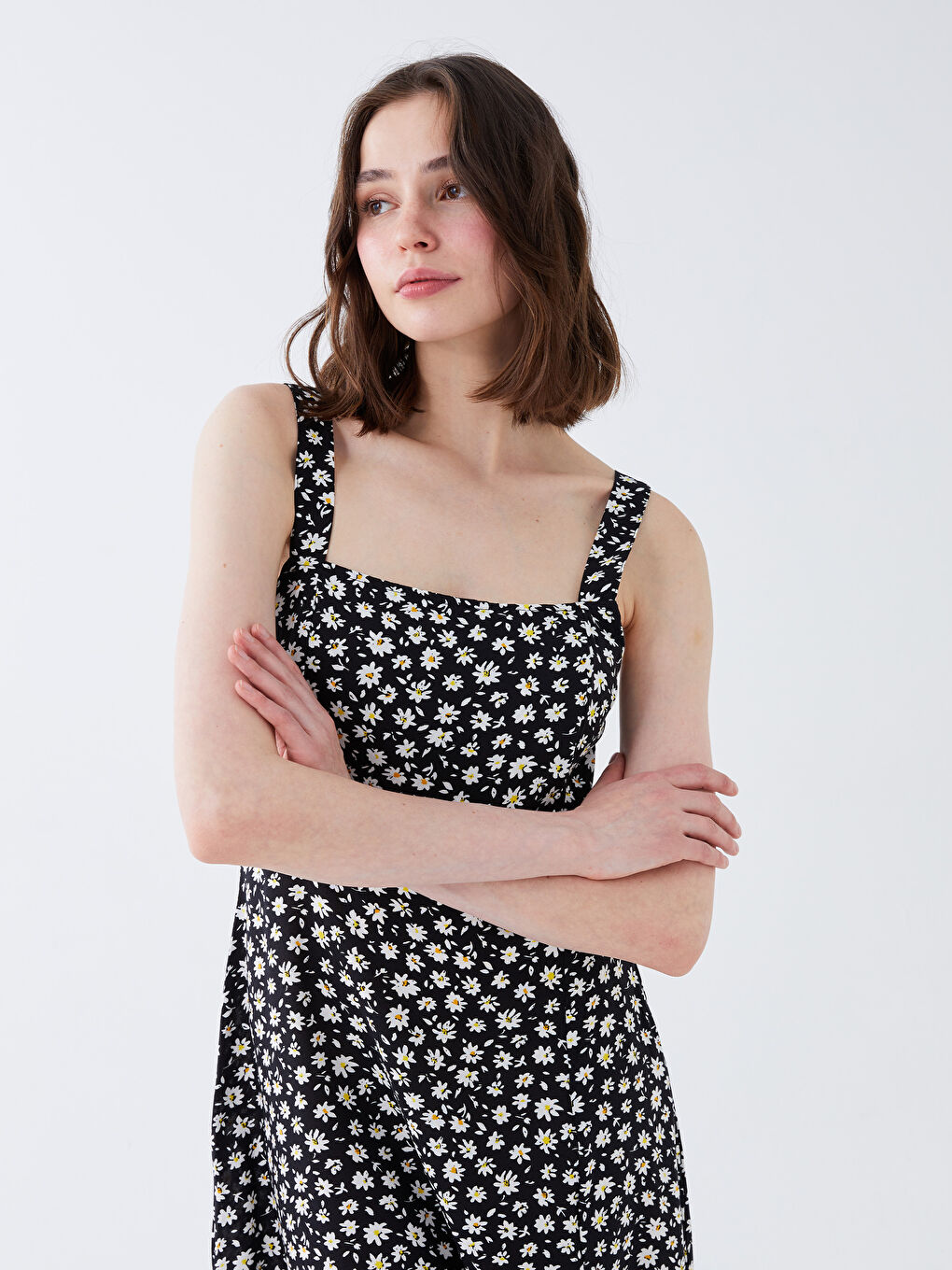 Siyah Kare Yaka Çiçekli Askılı Kadın Elbise-1