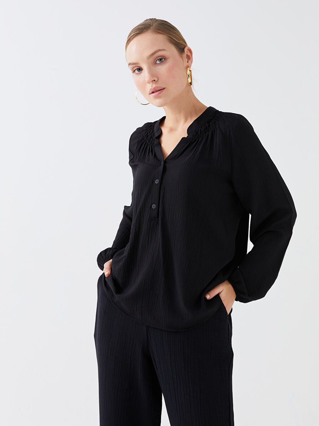 Siyah Kaçık Yaka Düz Uzun Kollu Kadın Bluz