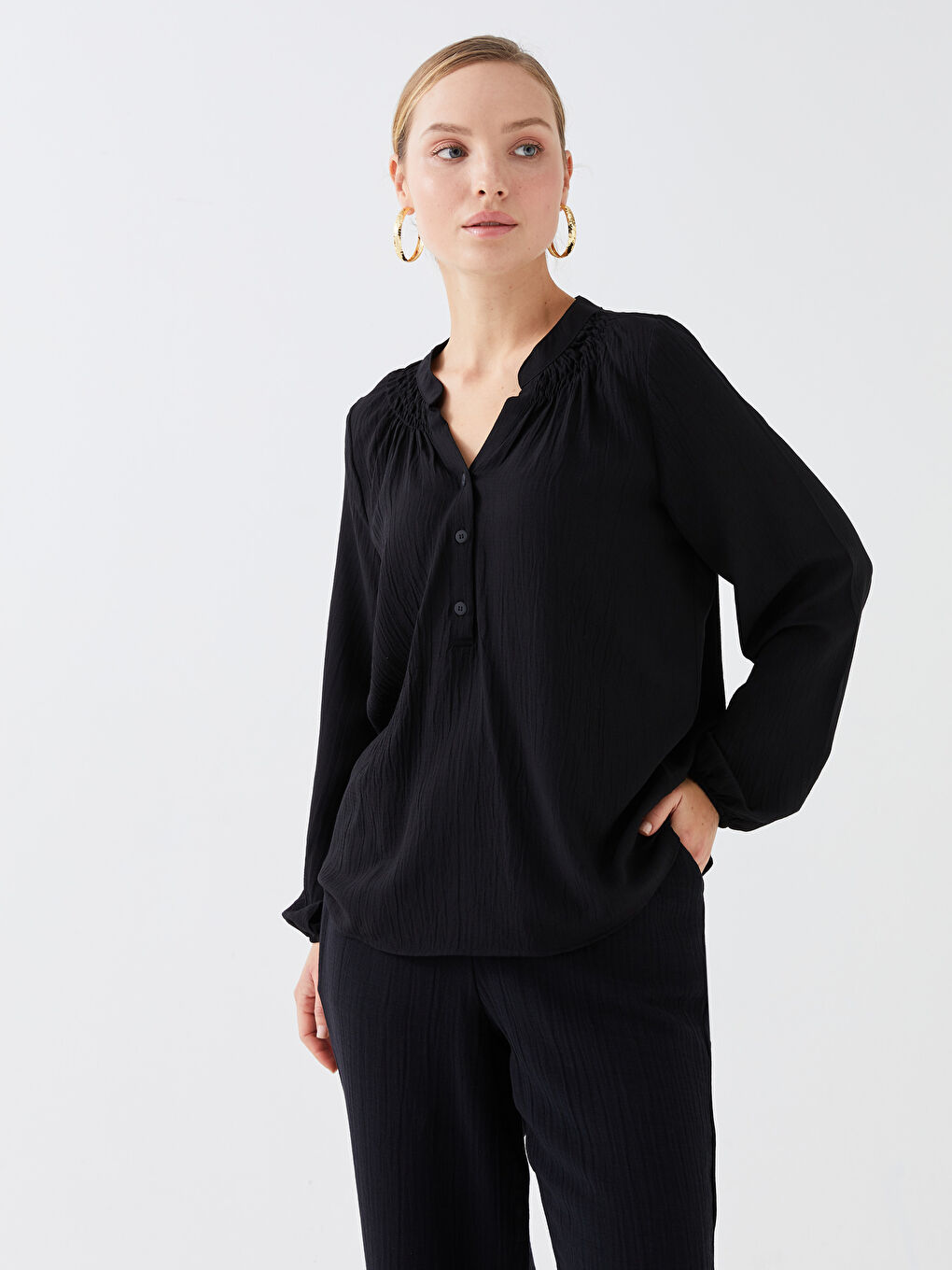Siyah Kaçık Yaka Düz Uzun Kollu Kadın Bluz-1