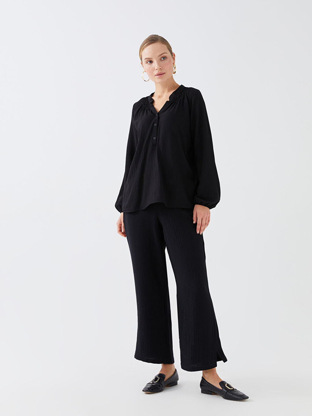 Siyah Kaçık Yaka Düz Uzun Kollu Kadın Bluz-2