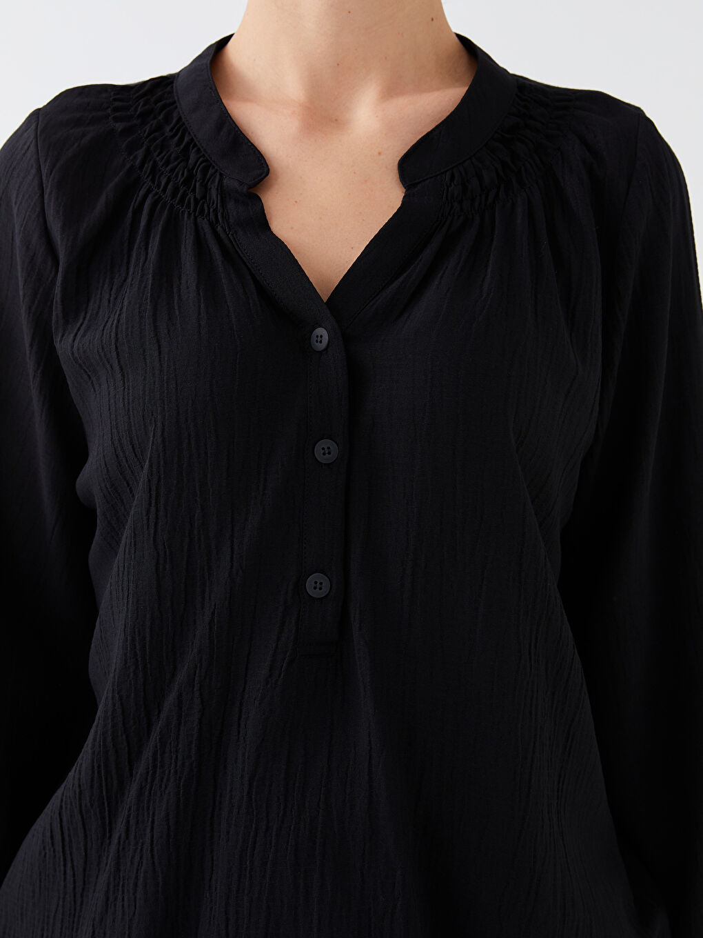 Siyah Kaçık Yaka Düz Uzun Kollu Kadın Bluz-3