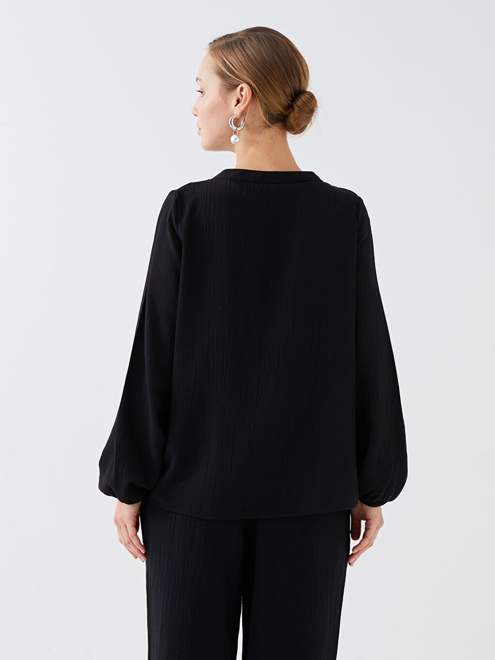 Siyah Kaçık Yaka Düz Uzun Kollu Kadın Bluz-4