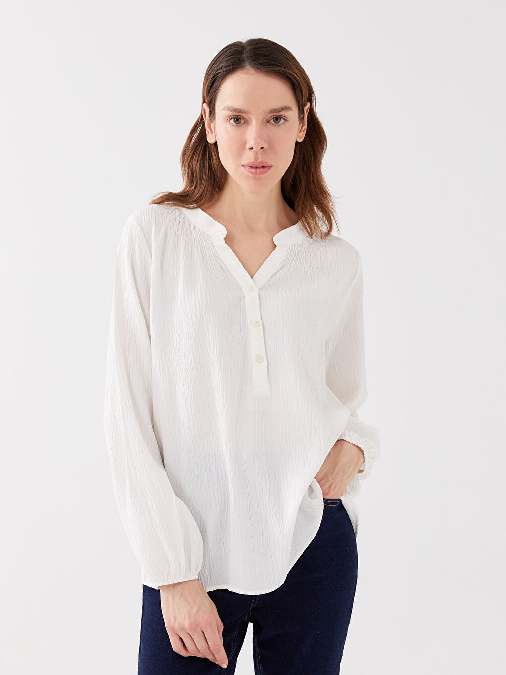 بلوزة نسائية واسعة الحجم بأكمام طويلة وياقة مقصوصة سادة