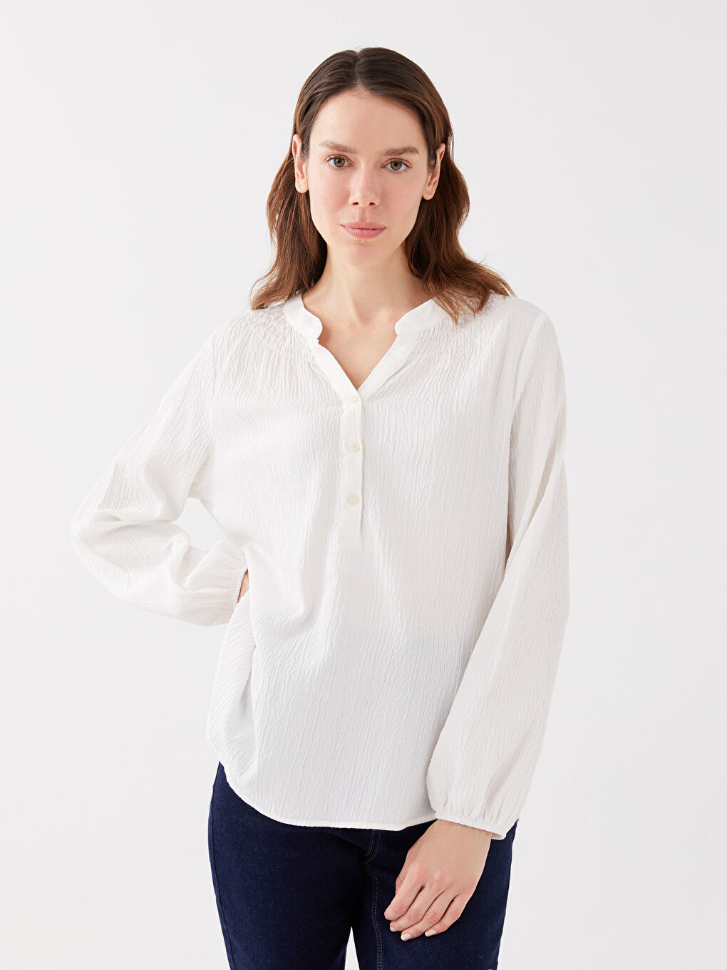 بلوزة نسائية واسعة الحجم بأكمام طويلة وياقة مقصوصة سادة-1