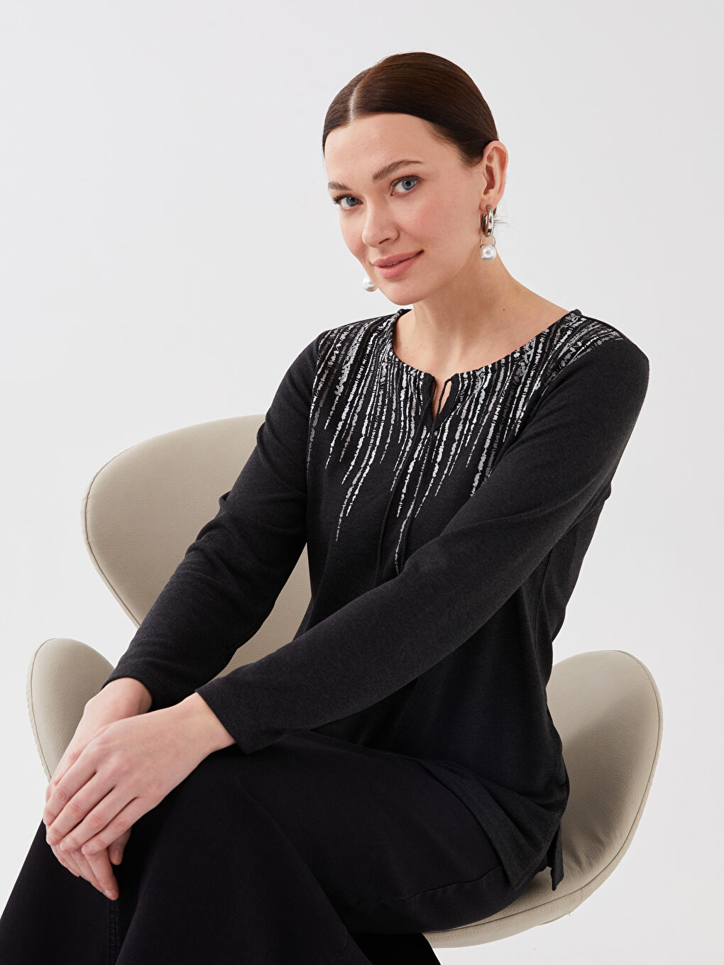 Antrasit Kadın Bağlamalı Yaka Nakışlı Uzun Kollu Bluz