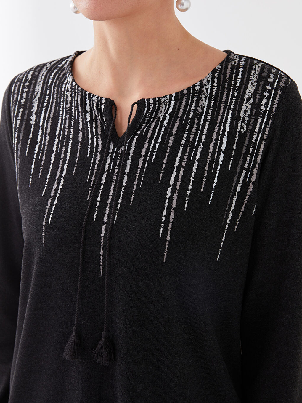 Antrasit Kadın Bağlamalı Yaka Nakışlı Uzun Kollu Bluz-2