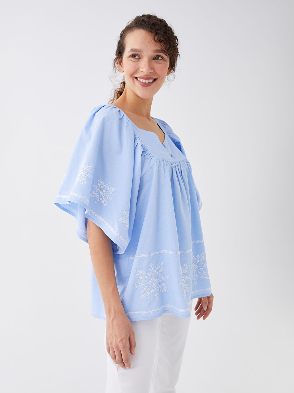 LCWAIKIKI Classic Heart Collar Embroidered Short Sleeve Women's Blouse -S3DK72Z8-SX2
