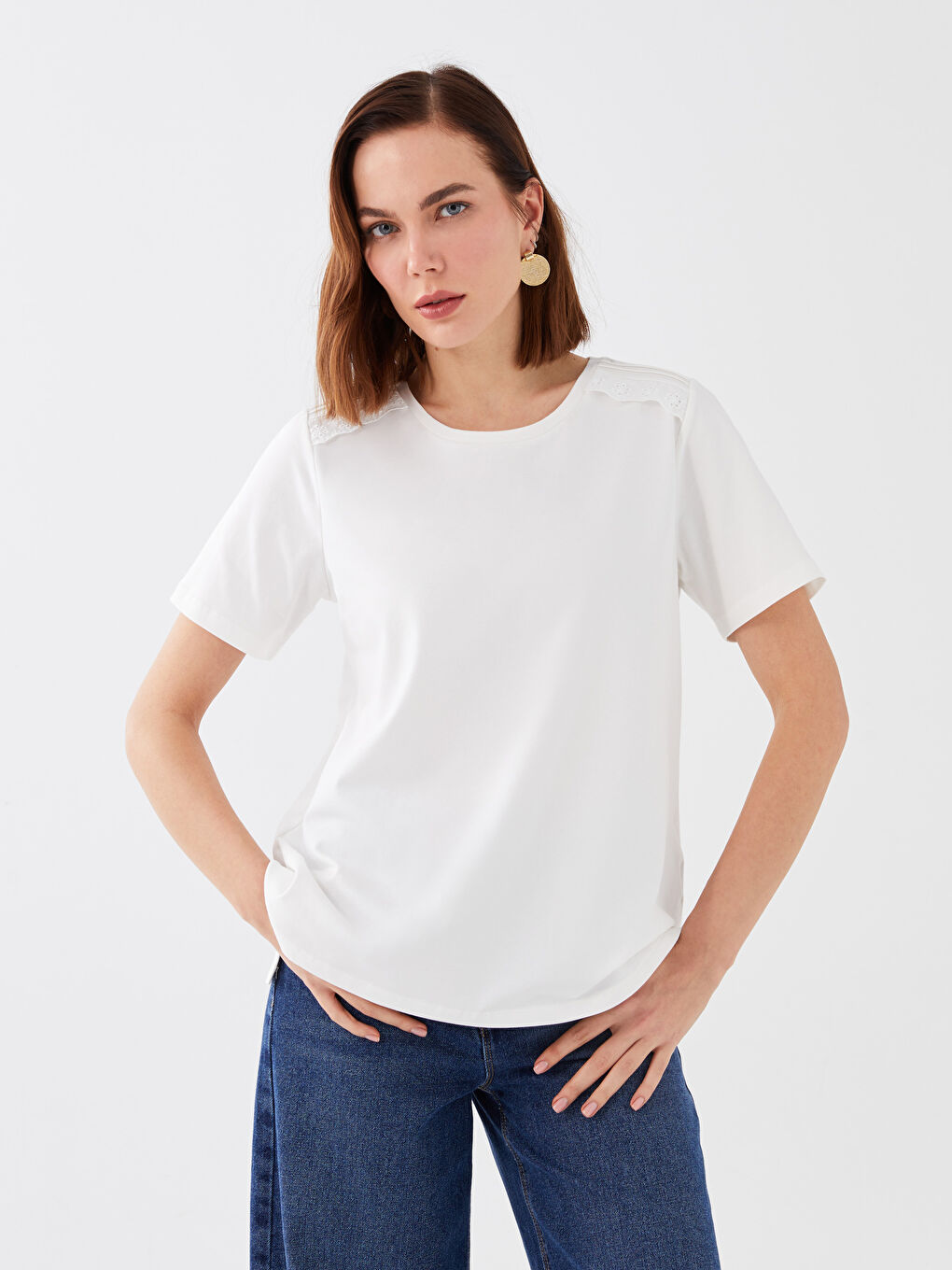 تيشيرت بياقة دائرية بتفاصيل دانتيل للسيدات