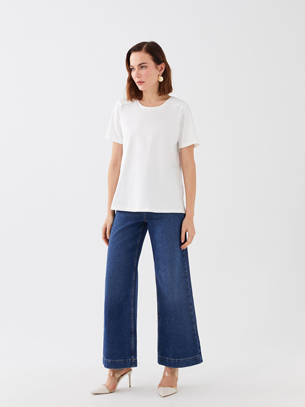 تيشيرت بياقة دائرية بتفاصيل دانتيل للسيدات-2