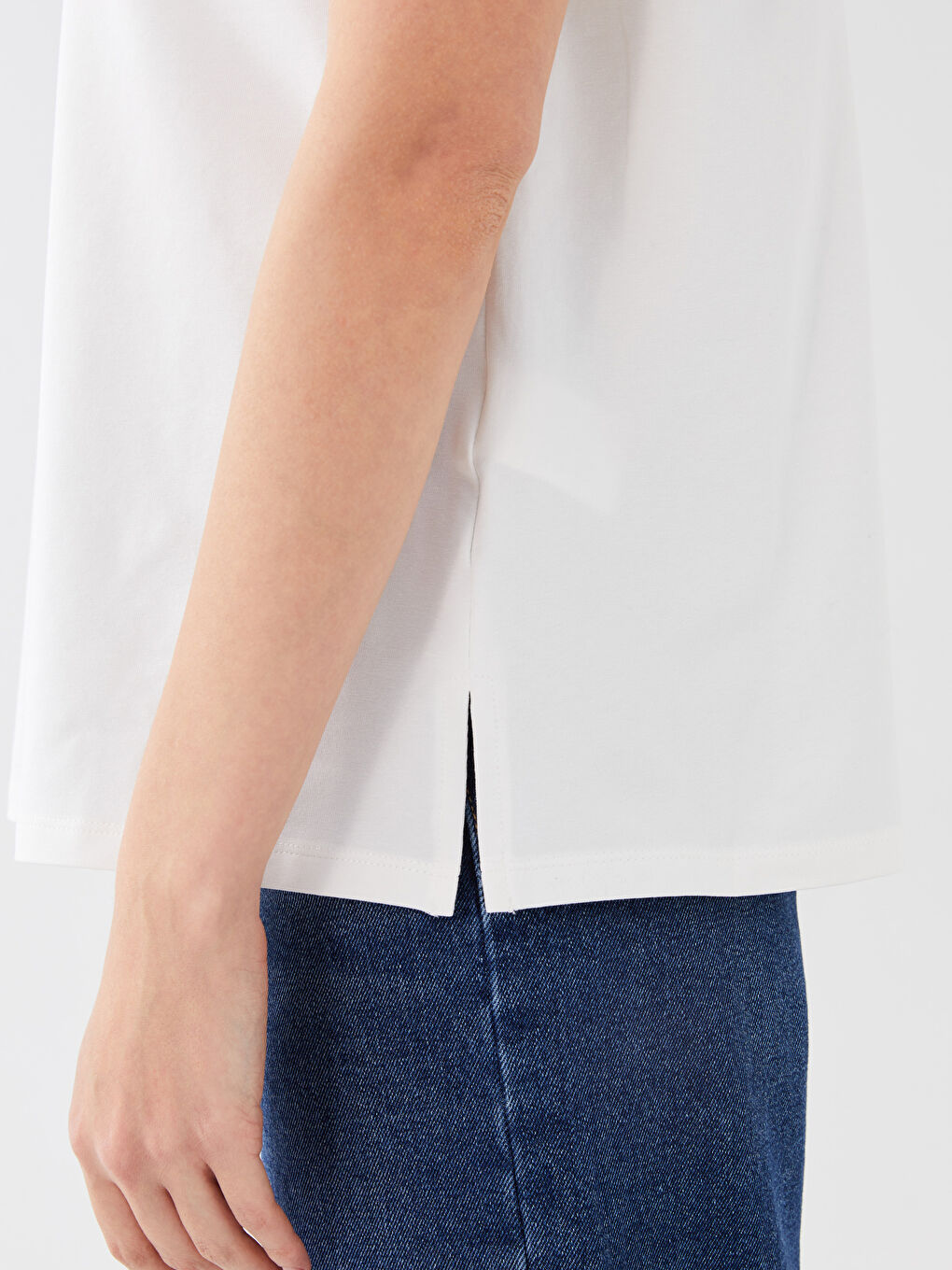 تيشيرت بياقة دائرية بتفاصيل دانتيل للسيدات-3