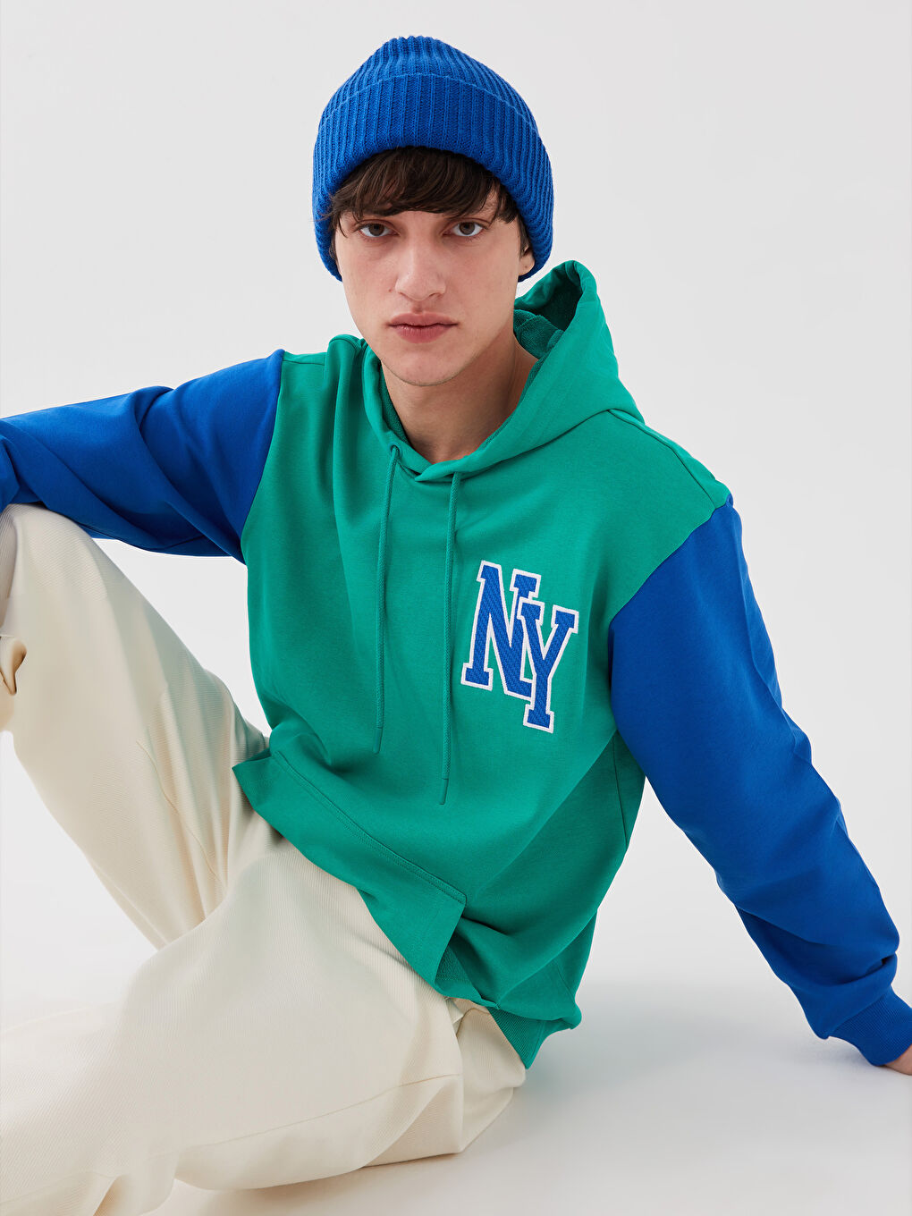 هودي رجالي مطرز بأكمام طويلة ومزود بغطاء رأس