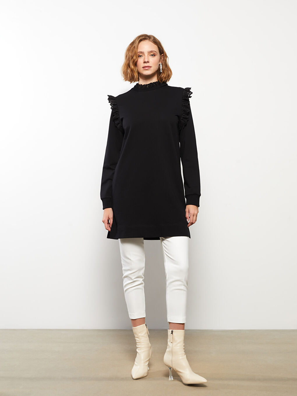 Siyah Dik Yaka Nakışlı Uzun Kollu Kadın Sweatshirt Tunik-2