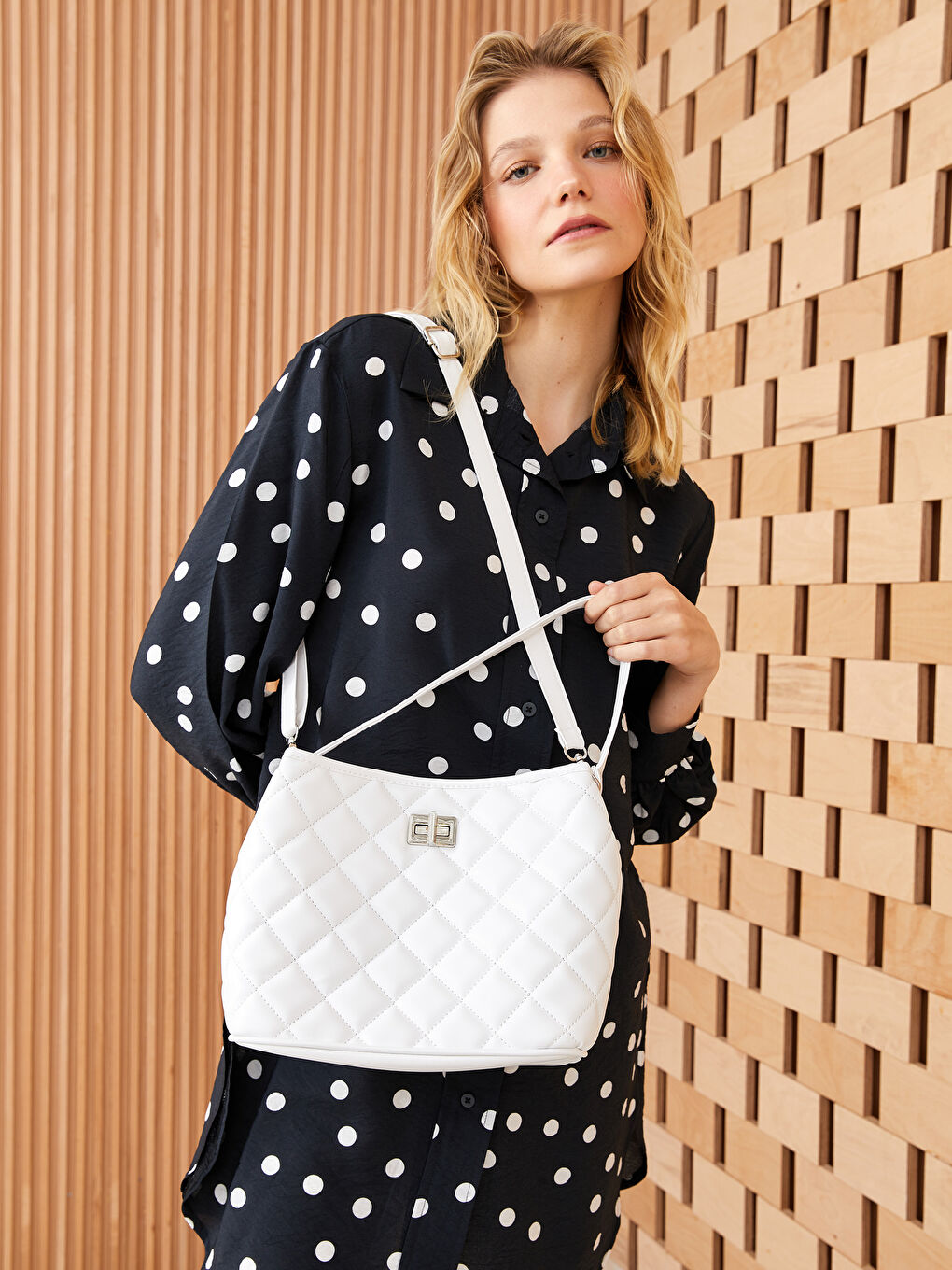 Beyaz Deri Görünümlü Kapitoneli Kadın Omuz Çantası