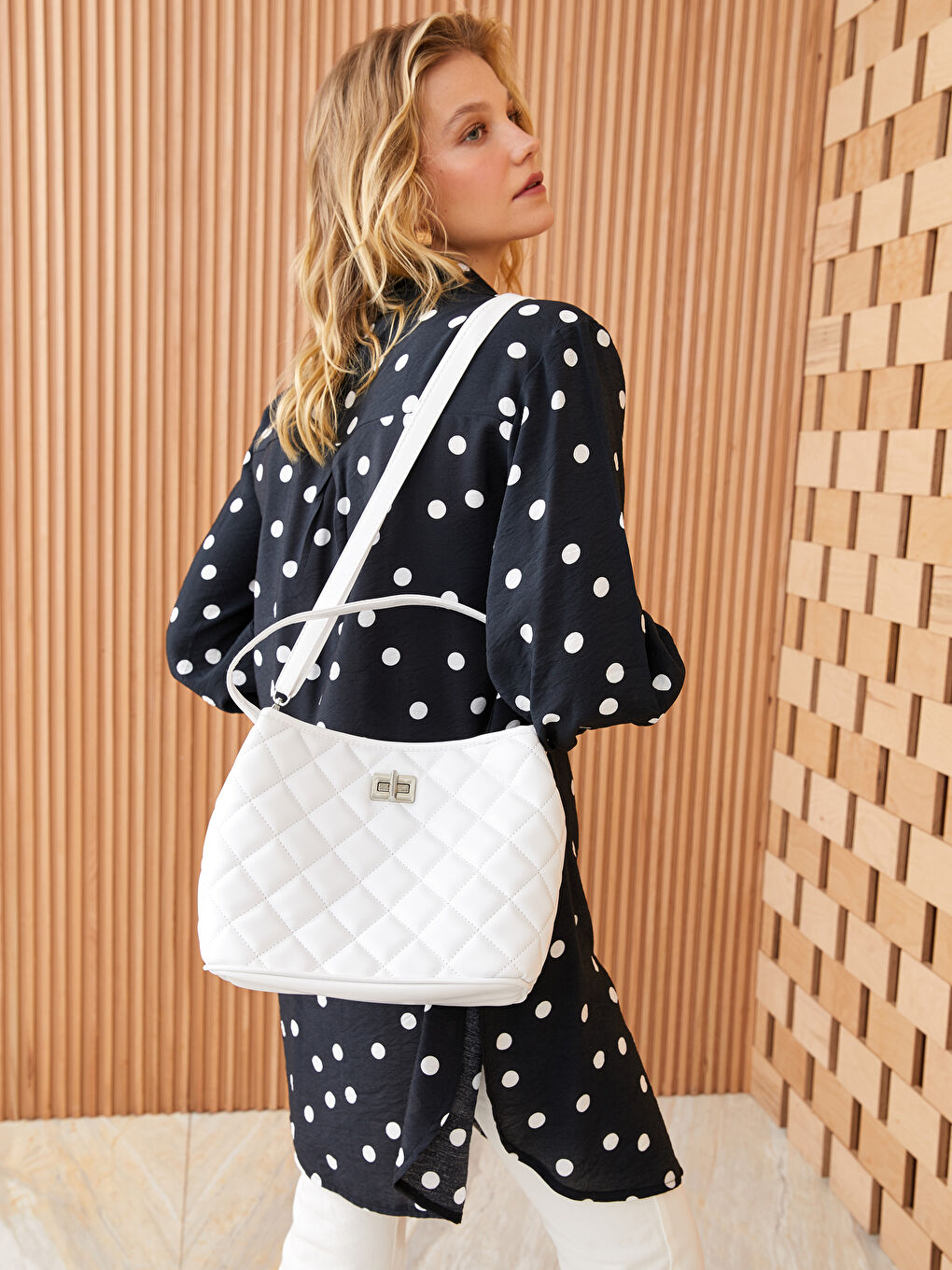 Beyaz Deri Görünümlü Kapitoneli Kadın Omuz Çantası-1