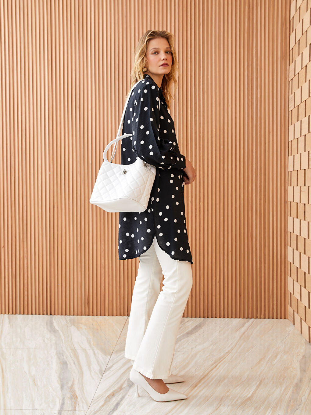 Beyaz Deri Görünümlü Kapitoneli Kadın Omuz Çantası-2