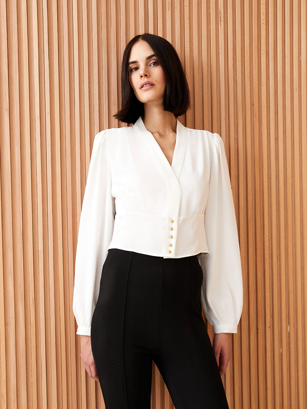 Beyaz V Yaka Düz Uzun Kollu Viskon Kadın Bluz-1