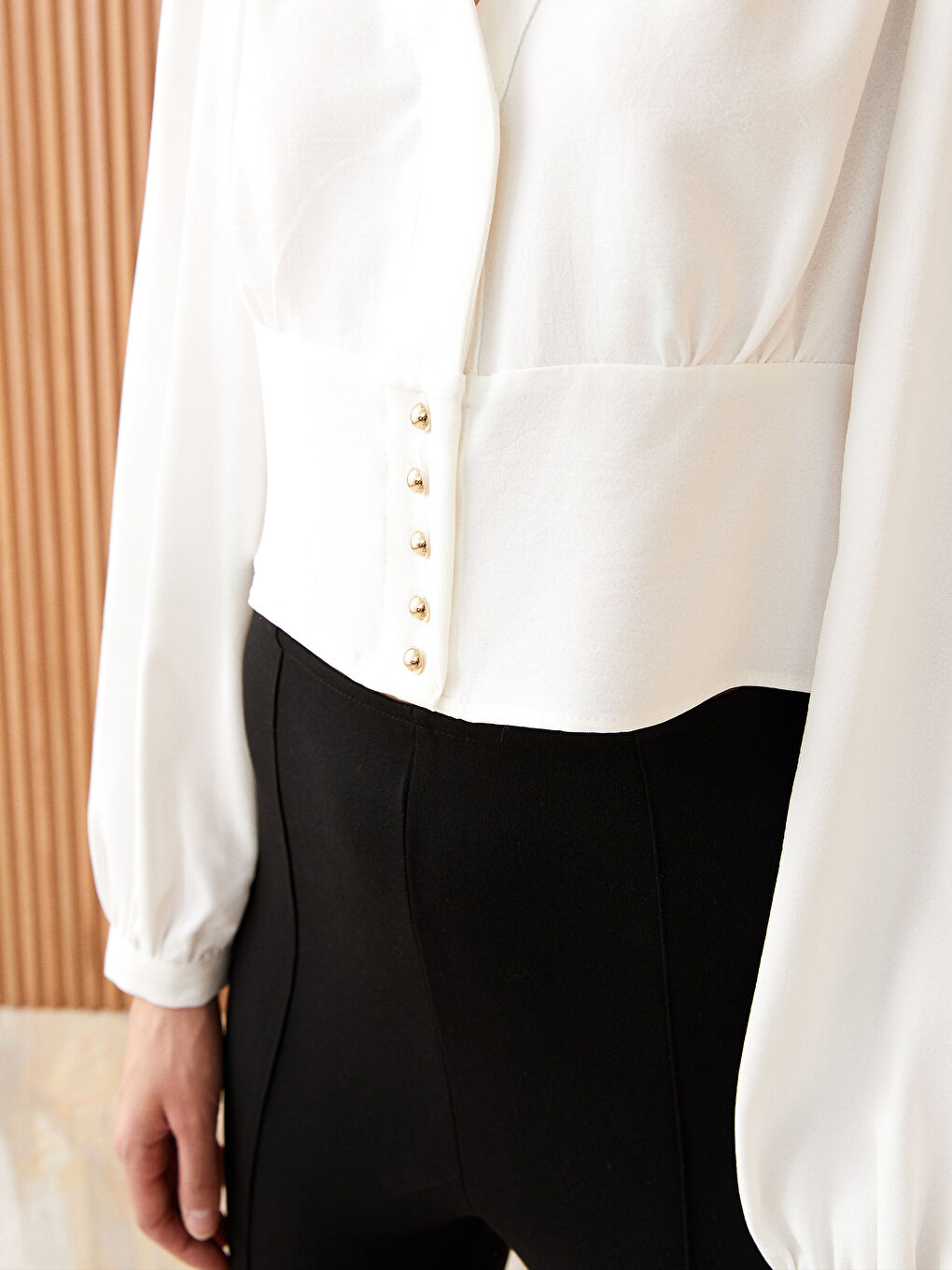 Beyaz V Yaka Düz Uzun Kollu Viskon Kadın Bluz-3